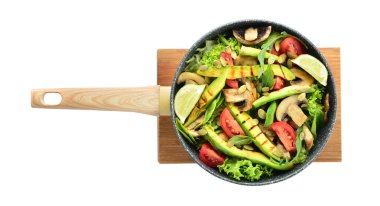 Beyaz arka planda lezzetli avokado salatası ile kızartma tavası