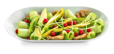 Plaka beyaz zemin üzerine lezzetli avokado salatası ile