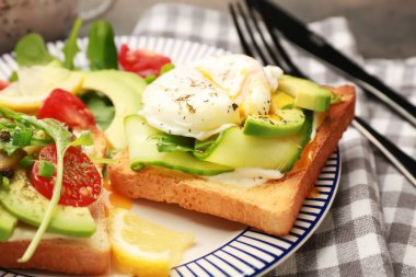 Tabakta lezzetli sandviçler, yakın plan.