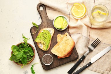 Hafif arka planda lezzetli sandviçi olan tahta