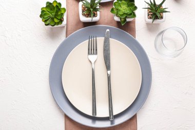 Beyaz arkaplanda bitkiler olan güzel masa ayarları