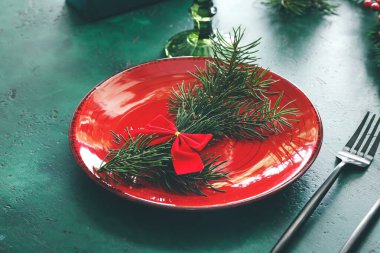 Renk arka planda Noel yemeği için güzel masa ayarı