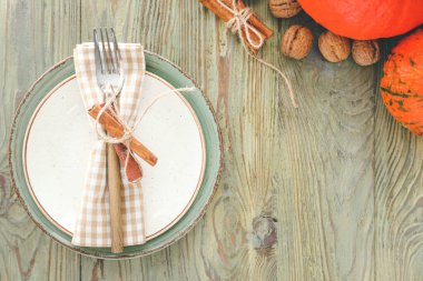 Ahşap zemin üzerinde balkabakları ile güzel masa ayarları