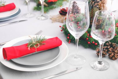 Noel yemeği için güzel bir masa.