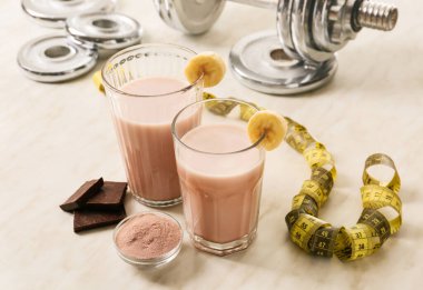 Masada bir bardak protein içeceği.