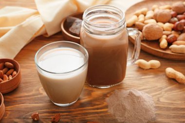 Tahta masada lezzetli protein kokteyli.