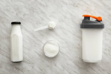 Hafif arkaplanda bir şişe protein içeceği