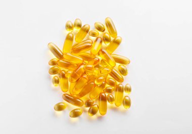 Beyaz arka planda farklı yağ hapları