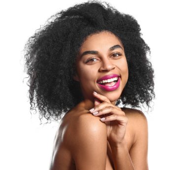Beyaz arka planda parlak dudakları olan güzel Afro-Amerikan kadın portresi
