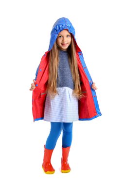 Sonbahar kıyafetleri içinde beyaz arka planda şık küçük bir kız.