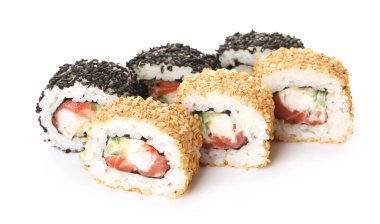 Beyaz arka plan üzerinde lezzetli suşi rulo