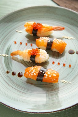 Masada lezzetli suşi tabağı, yakın plan.