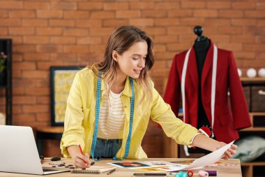 Stüdyoda çalışan güzel bayan tasarımcı.