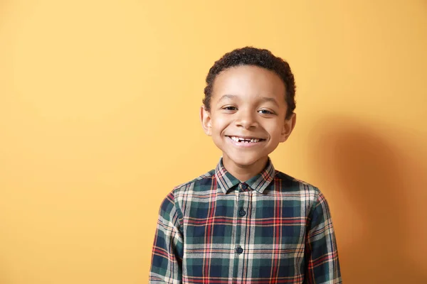 Carino afro-americano ragazzo su colore sfondo — Foto Stock