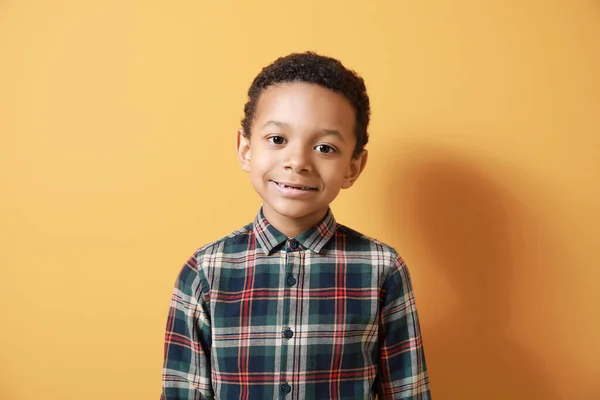 Carino afro-americano ragazzo su colore sfondo — Foto Stock