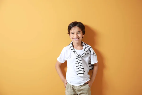 Elegante menino no fundo de cor — Fotografia de Stock