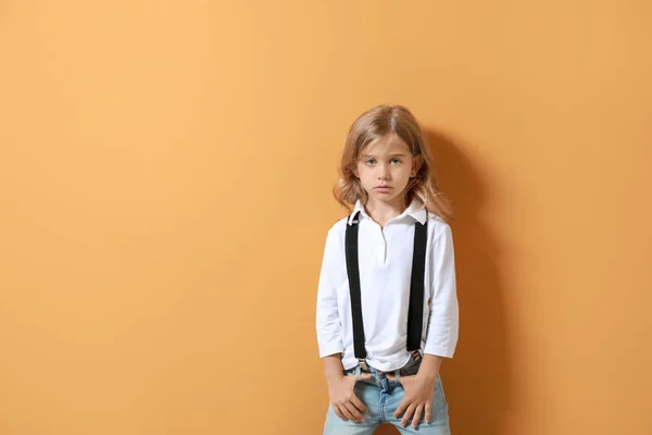 Elegante niña en el fondo de color — Foto de Stock