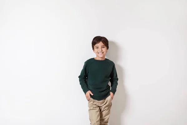 Carino piccolo ragazzo su luce sfondo — Foto Stock