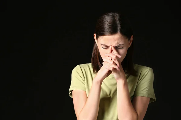 Stressato giovane donna su sfondo scuro — Foto Stock