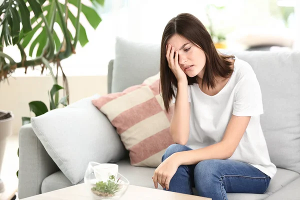 Gestresste junge Frau zu Hause — Stockfoto