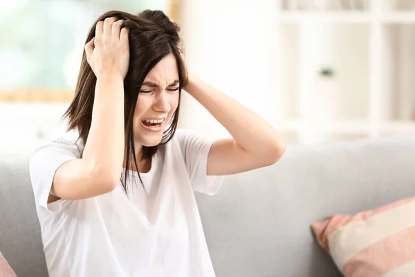 Stressé jeune femme à la maison — Photo