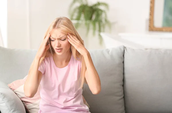 Gestresste junge Frau zu Hause — Stockfoto