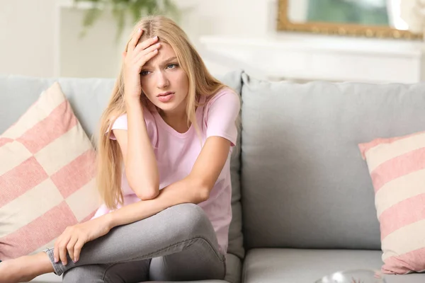 Gestresste junge Frau zu Hause — Stockfoto