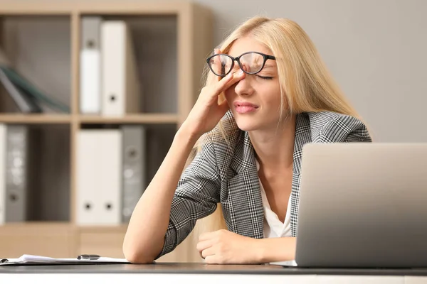 Stressato giovane donna sul posto di lavoro in ufficio — Foto Stock