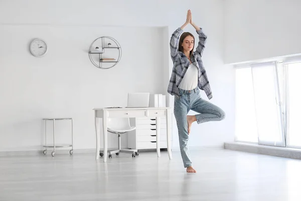 Young woman practicing yoga at home — Stock Photo, Image