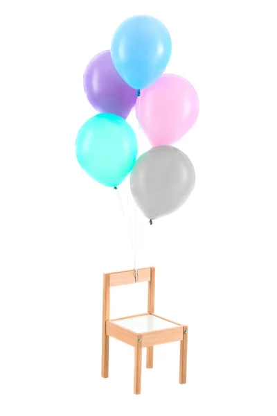 Luftballonger med stol på vit bakgrund — Stockfoto