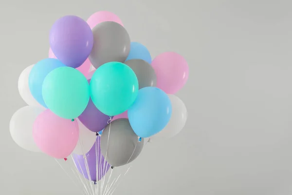 Lucht ballonnen op lichte achtergrond — Stockfoto