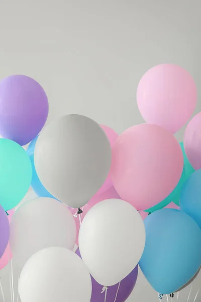 Luftballonger på lys bakgrunn – stockfoto