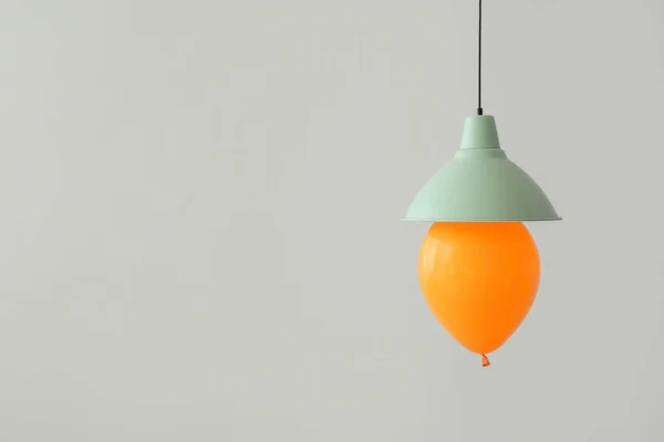 Ballon à air avec lampe moderne sur fond de lumière — Photo