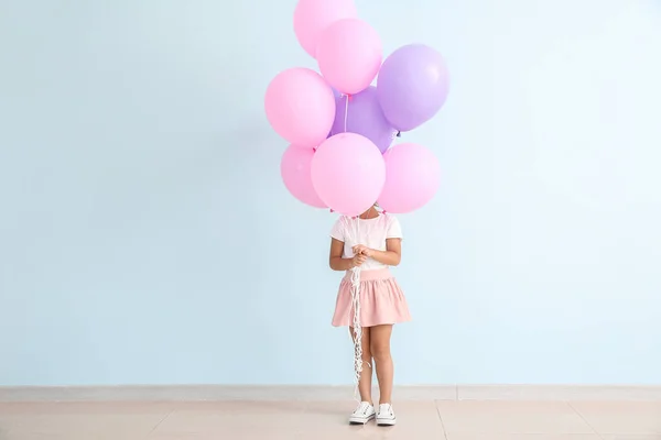 Renkli duvara yakın balonlar ile küçük kız — Stok fotoğraf