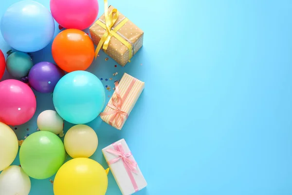 Viele Luftballons und Geschenkboxen auf farbigem Hintergrund — Stockfoto