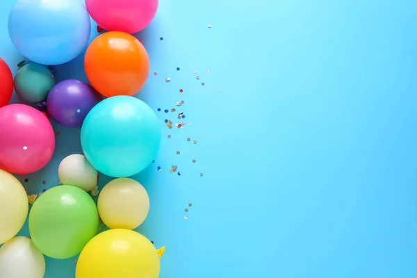 Veel ballonnen op kleur achtergrond — Stockfoto