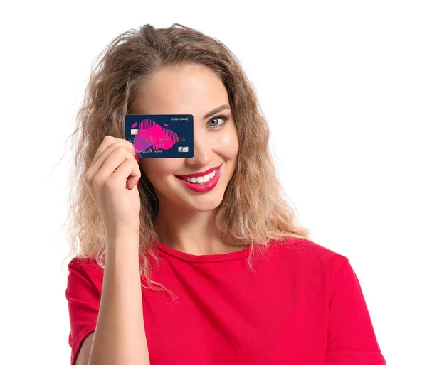 Mladá žena s kreditní kartou na bílém pozadí — Stock fotografie