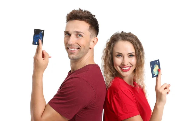 Mladý pár s kreditními kartami na bílém pozadí — Stock fotografie