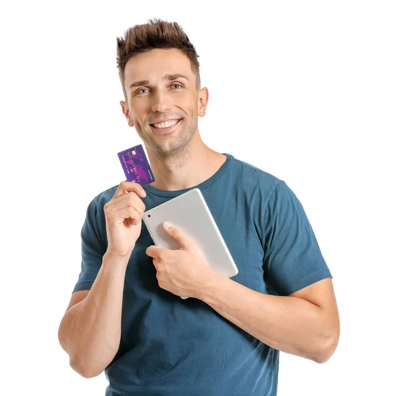 Fiatal férfi hitelkártyával és táblagéppel fehér alapon — Stock Fotó