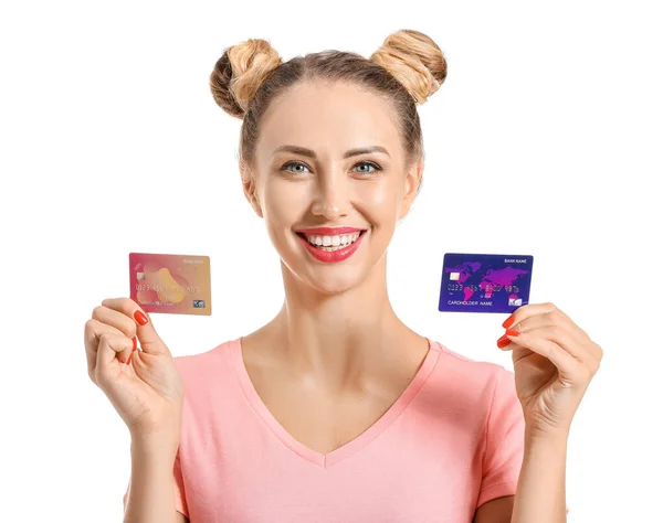 Mladá žena s kreditními kartami na bílém pozadí — Stock fotografie