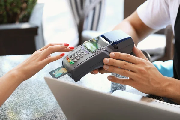 Νεαρή γυναίκα που πληρώνει με πιστωτική κάρτα σε καφέ, κοντινό πλάνο — Φωτογραφία Αρχείου