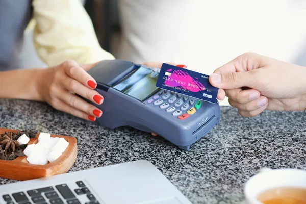 Young man paying by credit card in cafe, closeup — Stock Photo, Image