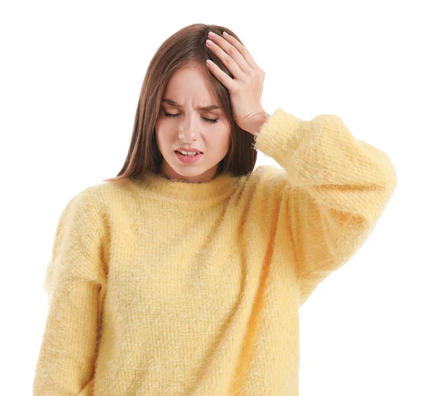 Jeune femme souffrant de maux de tête sur fond blanc — Photo