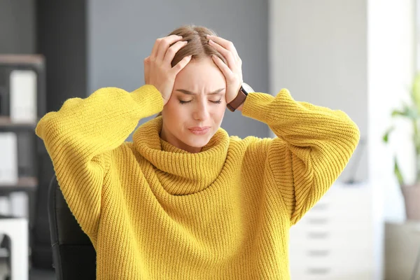 Ung kvinna som lider av huvudvärk hemma — Stockfoto