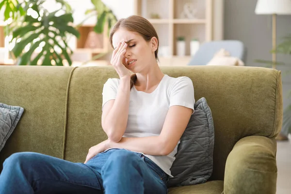 Junge Frau leidet zu Hause unter Kopfschmerzen — Stockfoto