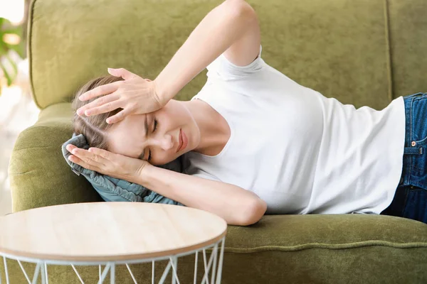 Wanita muda menderita sakit kepala di rumah — Stok Foto