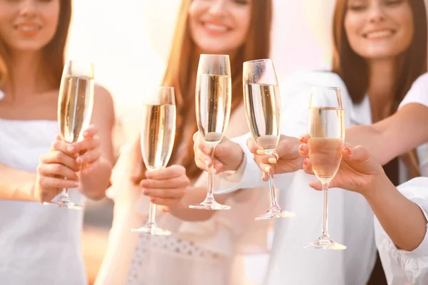 Jovens mulheres bonitas bebendo champanhe na festa das galinhas ao ar livre — Fotografia de Stock