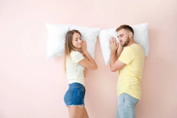 眠っている若いカップルの色の背景 — ストック写真