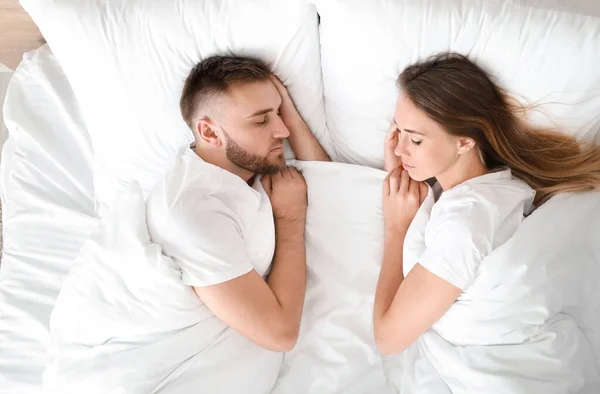 Manhã do jovem casal dormindo na cama — Fotografia de Stock