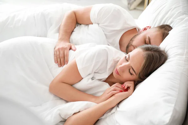 Mattina di giovane coppia dormire a letto — Foto Stock